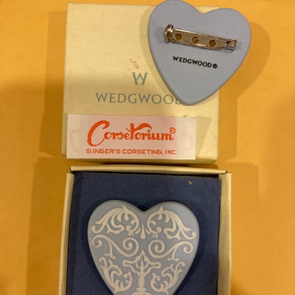 Wedgwood valentine Heart pin new in Gift Box - Picture 3 of 3